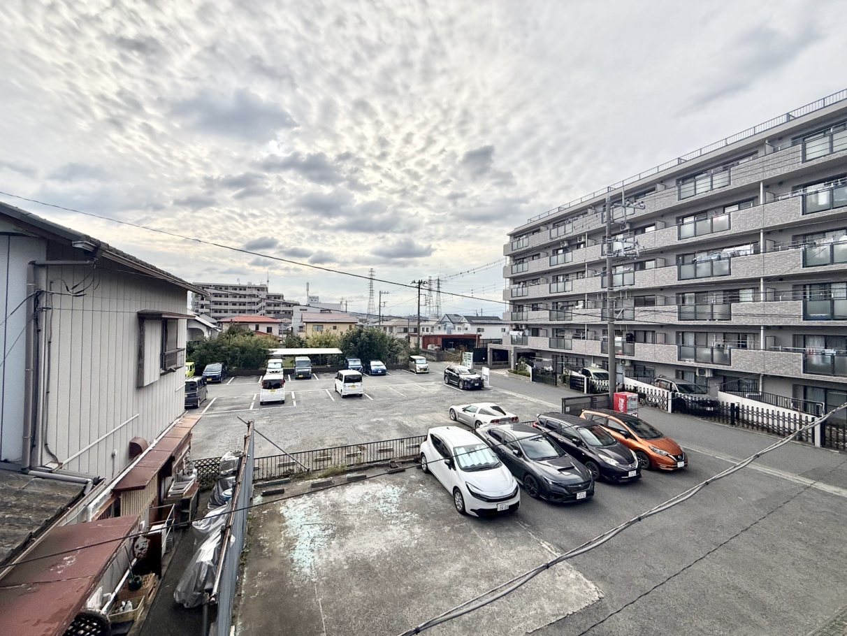 【住戸からの眺望写真】目の前は現況駐車場になっています。視界が開け開放感があり、心地よい風を取り込みます。※眺望は将来にわたって保証するものではありません。