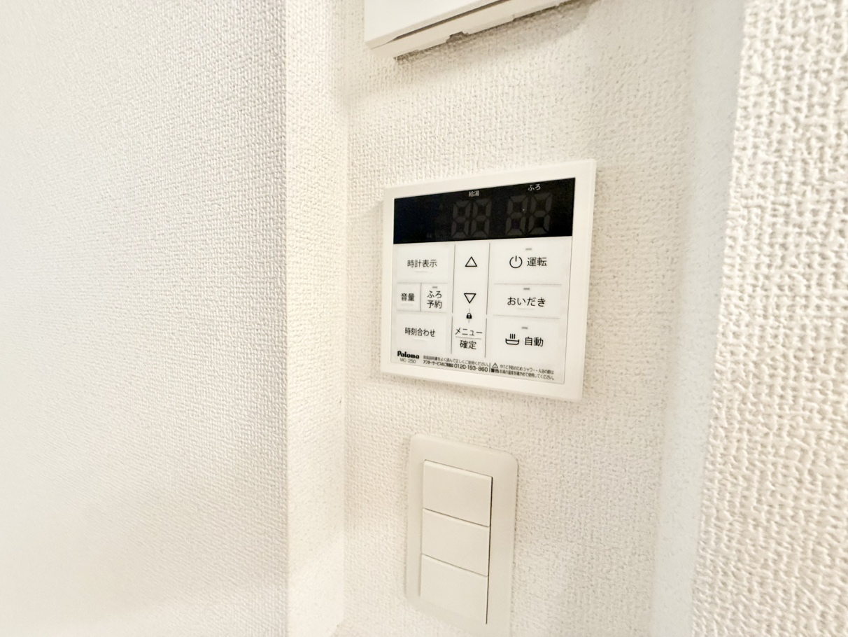 【給湯器リモコン】スイッチ1つで設定温度のお湯はりが可能です。追焚機能付きで、いつでも快適なバスタイムをお楽しみいただけます。