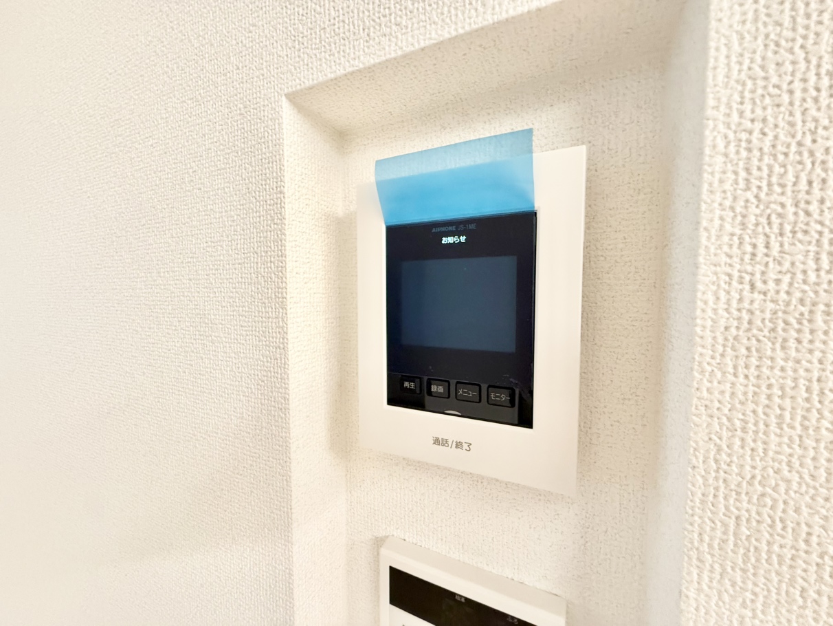 【TVモニター付きインターホン】来訪者の顔を確認できる、TVモニター付きインターホンが搭載されています。お子様のお留守番にもご活用いただけます。