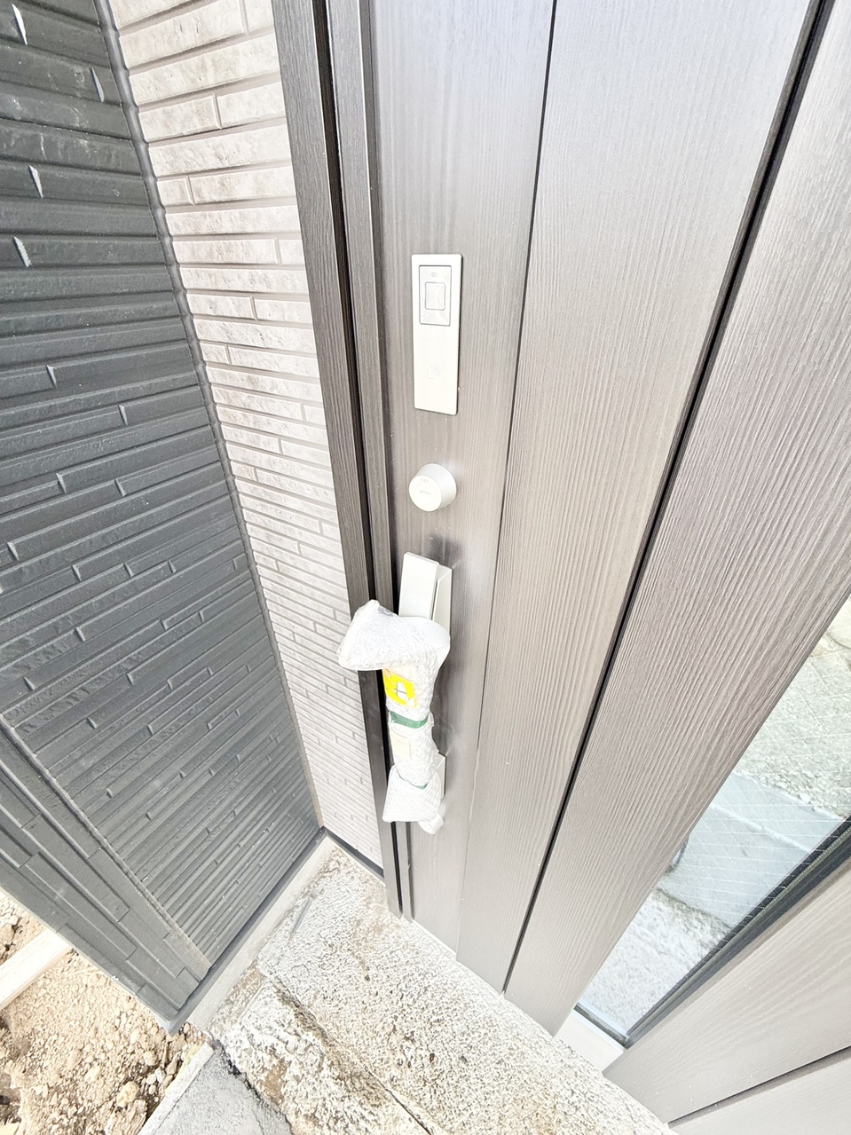 【玄関】室内に明るさを取り込む、スリット入りの玄関ドアです。スマートキーが採用され、荷物が多い時でもスムーズに解錠施錠が行えます。