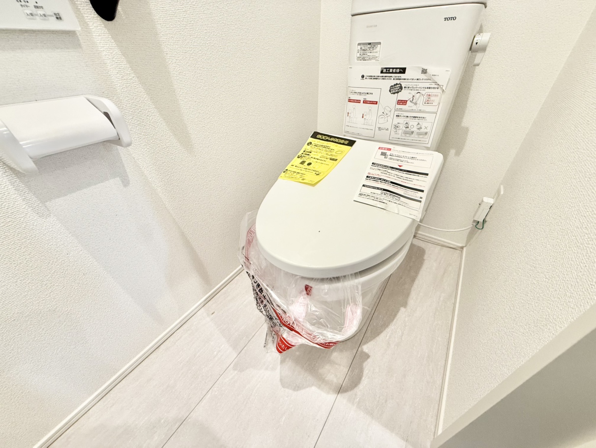 【トイレ】温水洗浄便座付きのトイレです。トイレは各階に設けられており、来客時や朝の混み合う時間帯でも、気兼ねなくご使用いただけます。
