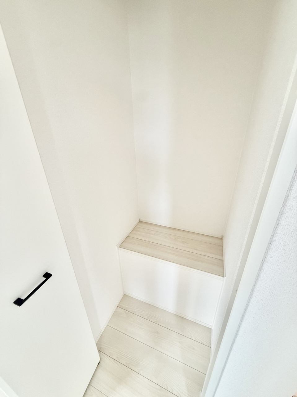 【2階廊下収納】廊下に設けられているため、ご家族共有の持ち物を保管するのに重宝します。奥行きがあり、季節家電などもすっきりと仕舞えます。