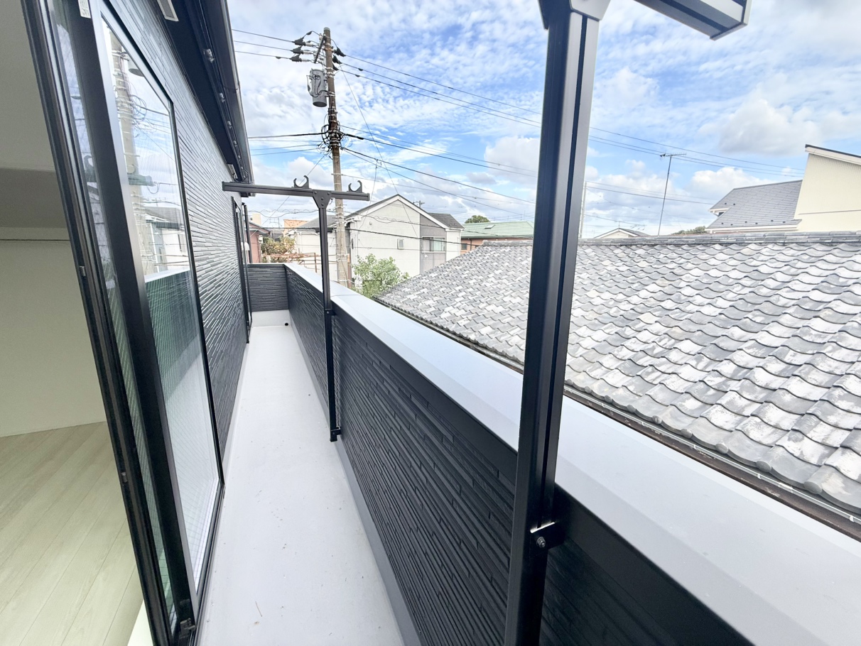 【バルコニー】たっぷりと陽光が差し込む、南向きのバルコニーです。洋室2部屋に跨がっており、洗濯物や布団を多く干せます。東側にもバルコニー有。