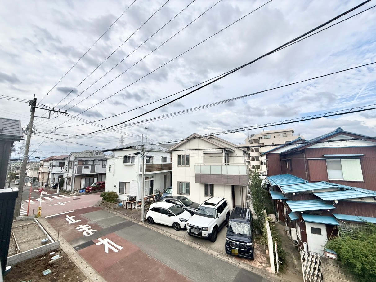 【眺望写真】東側が道路に面しているため、爽やかな陽光を室内に取り込めます。※眺望は将来にわたって保証するものではありません。