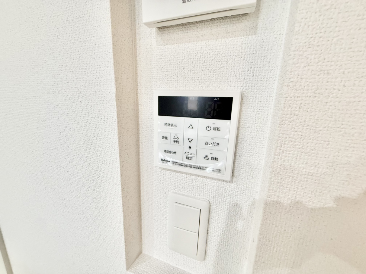 【給湯器リモコン】スイッチ1つで設定温度のお湯はりが可能です。追焚機能付きで、いつでも快適なバスタイムをお楽しみいただけます。