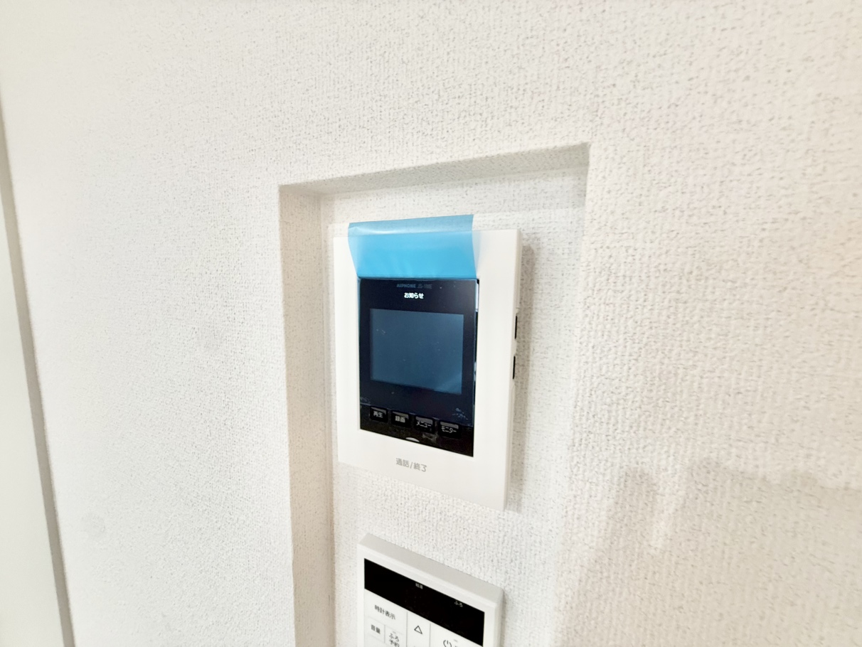 【TVモニター付きインターホン】来訪者の顔を確認できる、TVモニター付きインターホンが搭載されています。お子様のお留守番にもご活用いただけます。