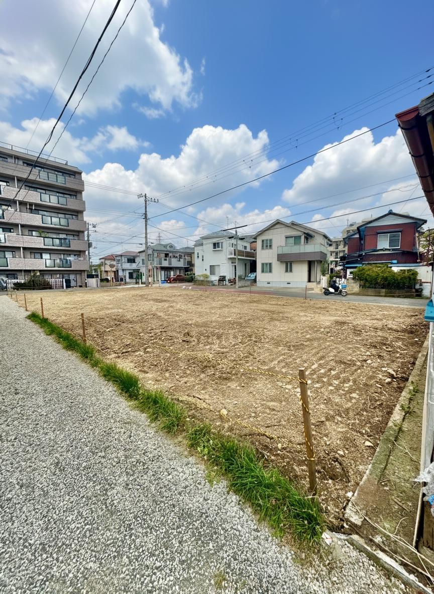 【現地土地写真】2階には東側・南側の2面バルコニーが設けられています。約7.5帖の洋室・約6.06帖の洋室・約5.25帖の洋室から出入りできるので洗濯物を取り込んだ後の各居室への収納がスムーズです。