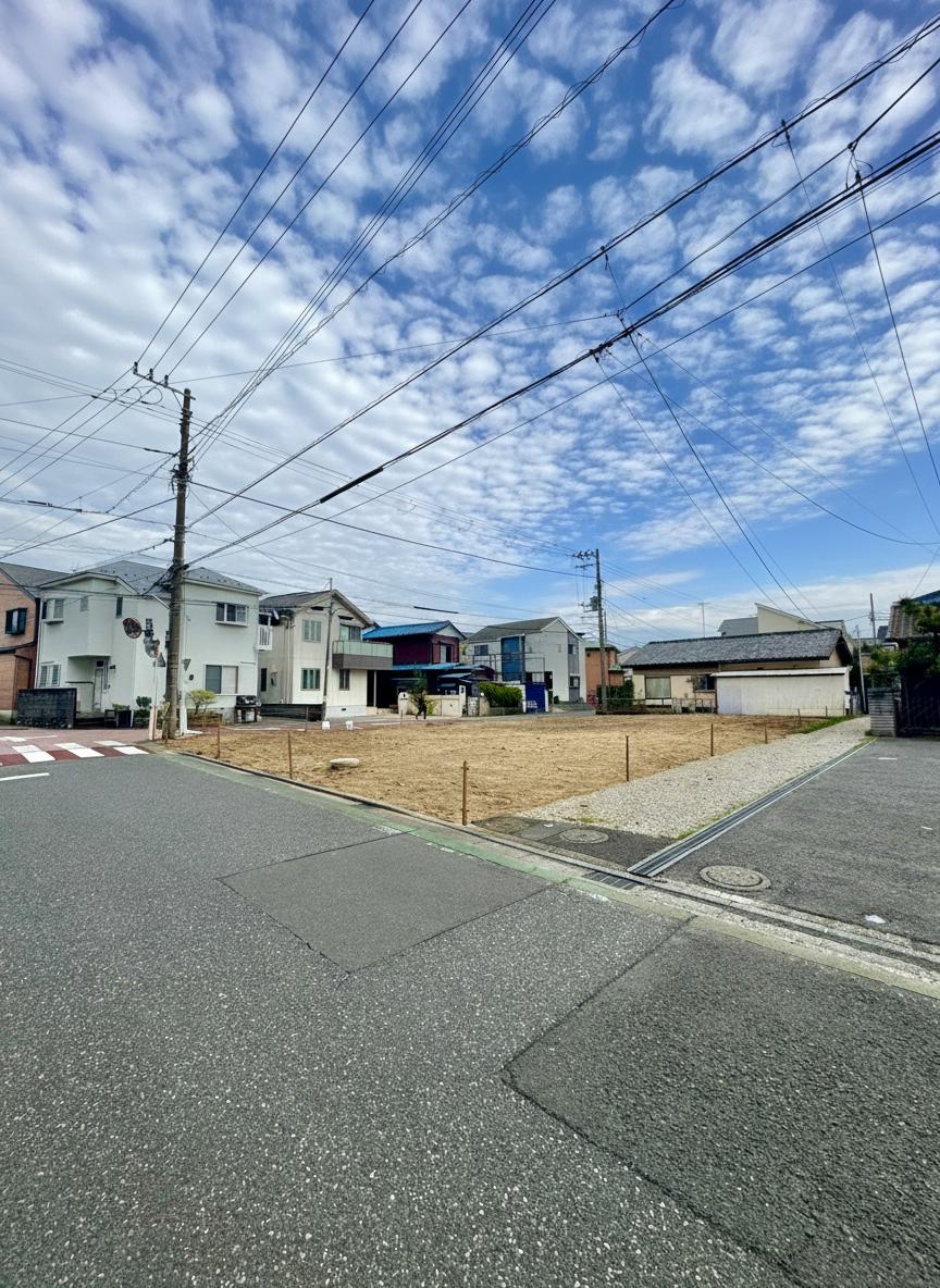 【現地土地写真】ファミリーマート平塚大縄店まで徒歩3分、ユーコープ中原店(スーパー)まで徒歩5分、平塚市立中原小学校まで徒歩9分。生活利便施設が充実しています。