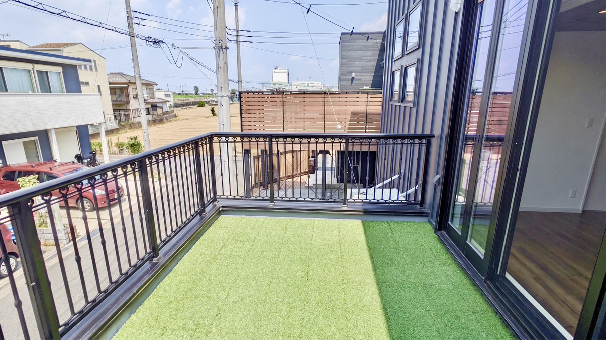 【バルコニー】リビングから出入り可能なバルコニー。北西向きのため、夕方まで陽光が差し込みます。広さにゆとりがあるので、布団や洗濯物を同時にたくさん干すことができます。