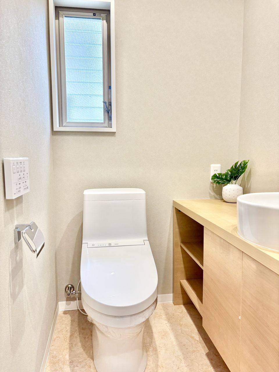 【トイレ/1階】清潔に利用できる温水洗浄機能付きトイレです。棚付きですので、トイレットペーパーや掃除用品を収納することができます。