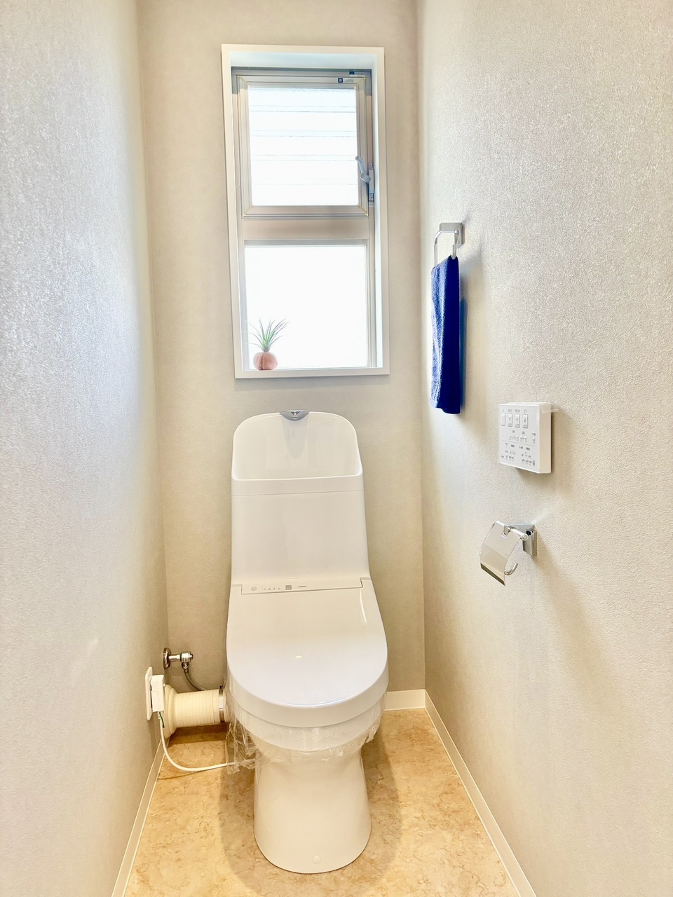 【トイレ/2階】各階にトイレが設置されているため、忙しい朝の時間や来客時も気兼ねなく利用できそうです。手洗い器一体型なので、使用後すぐに手を洗うことができ衛生的です。