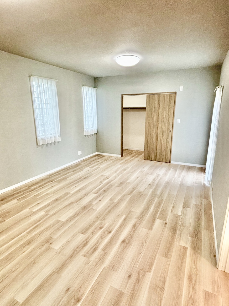 【洋室/約13.3帖】LDKに隣接したお部屋です。お子様の遊び場や仕事部屋など、ライフスタイルに合わせて活用できます。ハンガーパイプと枕棚付きのクローゼットが備わっています。