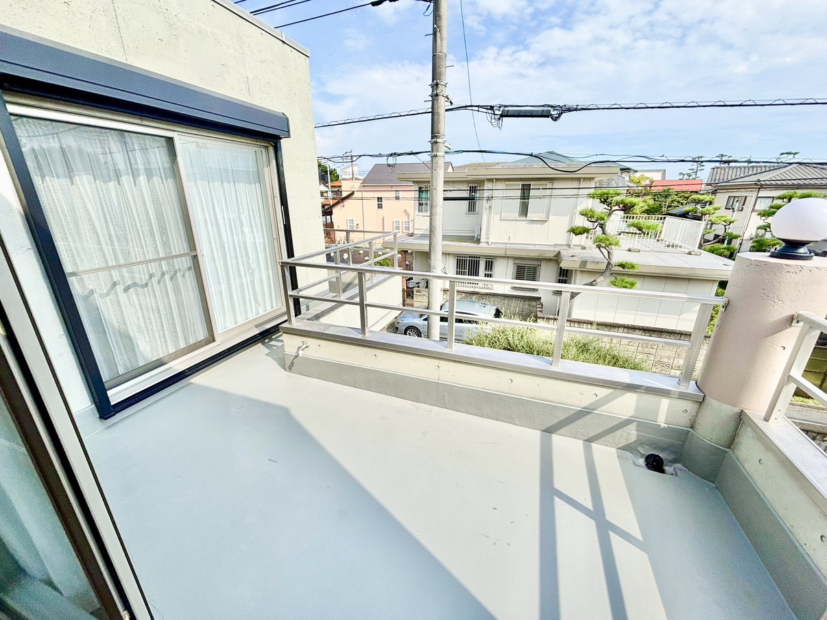 【バルコニー】南東向きにつき、午前中から陽光が差し込みます。天気の良い日には洗濯物がすっきりと乾きそうです。椅子やテーブルを置いて、寛ぎスペースとしても利用できます。