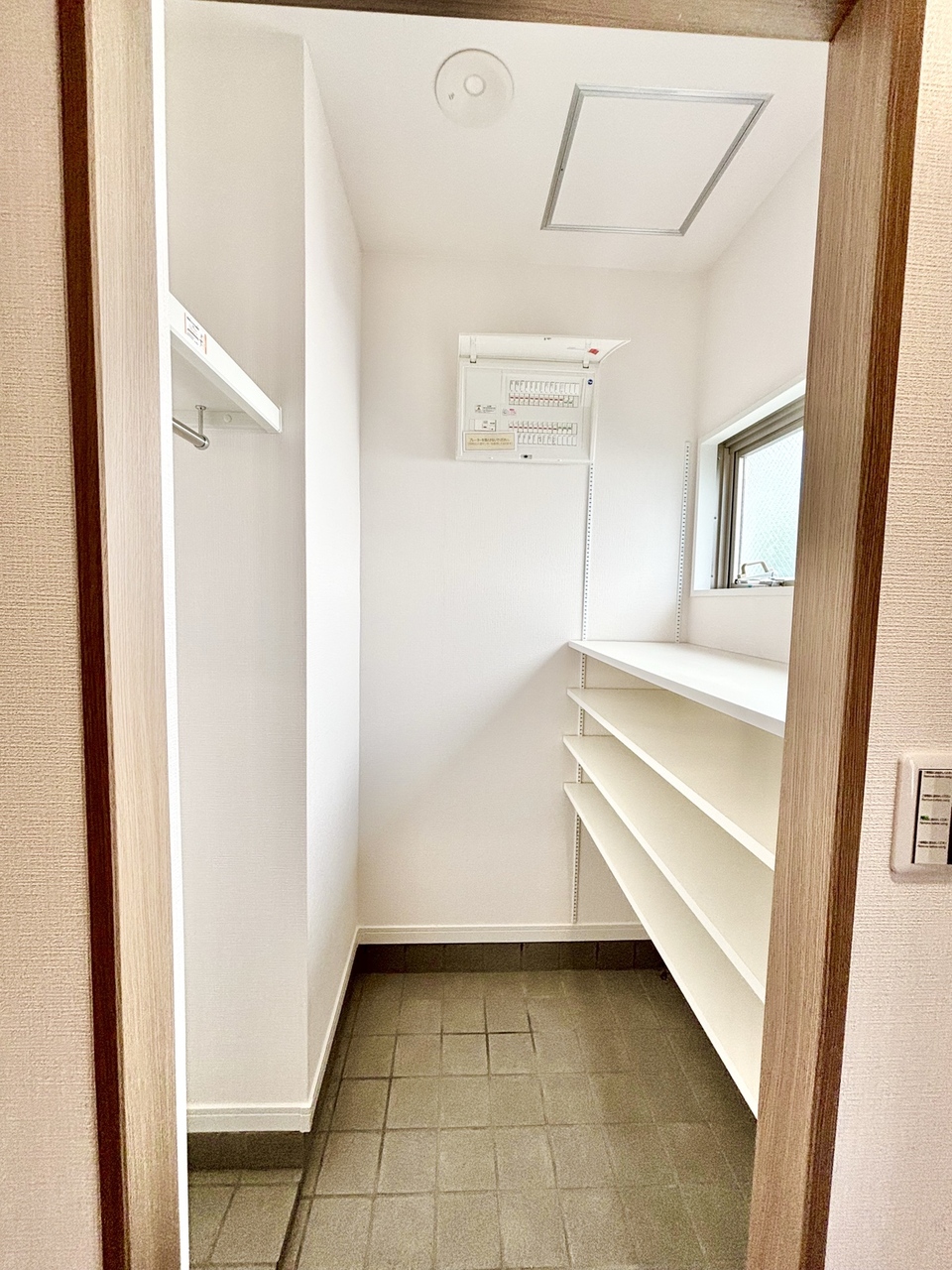 【シューズインクローク】枕棚、ハンガーパイプ、可動棚が備わっています。ベビーカーやキャンプ用品など、かさばる荷物もきれいに収納できます。
