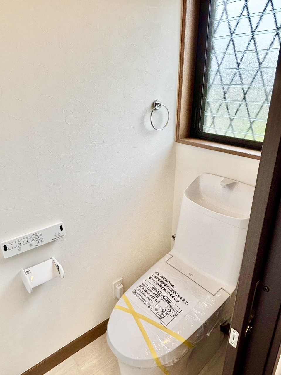 【トイレ/2階】トイレは1階と2階にあります。毎日快適に使える、温水洗浄便座付きです。操作がしやすい、壁付けリモコンが設置されています。
