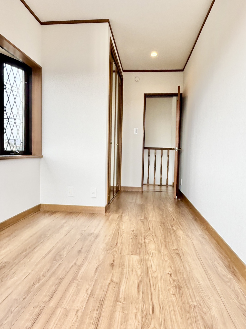 【約5.38帖洋室/西側】全居室収納付きです。収納家具を最小限に抑え、住空間を広々と使うことができます。