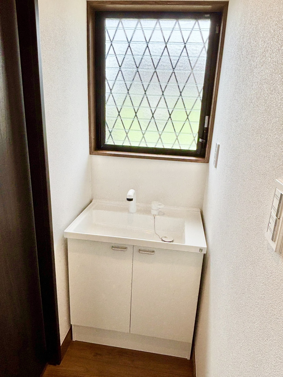 【洗面台/2階】トイレ横に配置された洗面台です。2階での身支度や手洗いの際にも便利です。