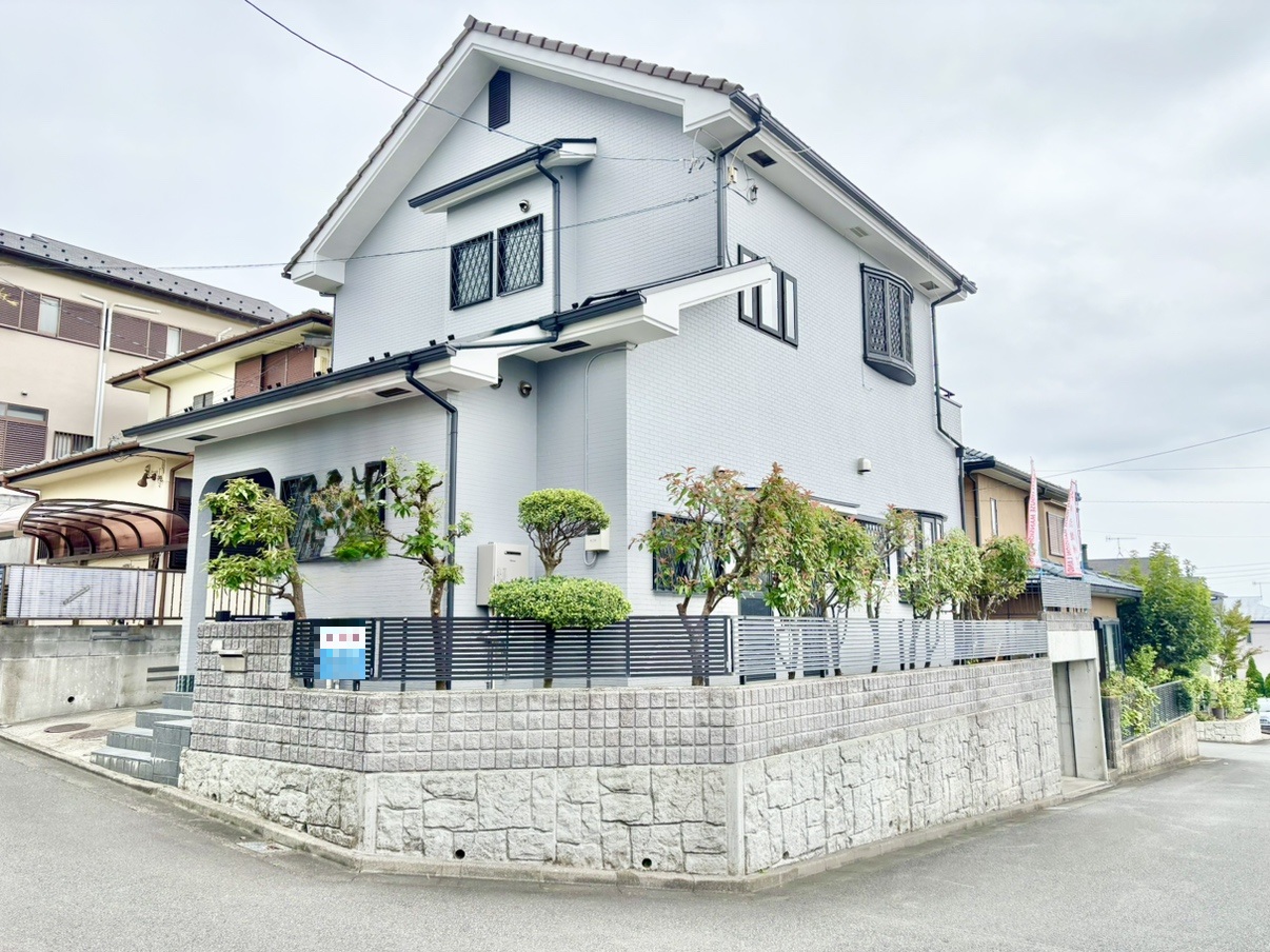 【現地外観】北・西角地の住まい。第一種低層住居専用地域内の落ち着いた住環境です。2台分のカースペース付き(車種による)。