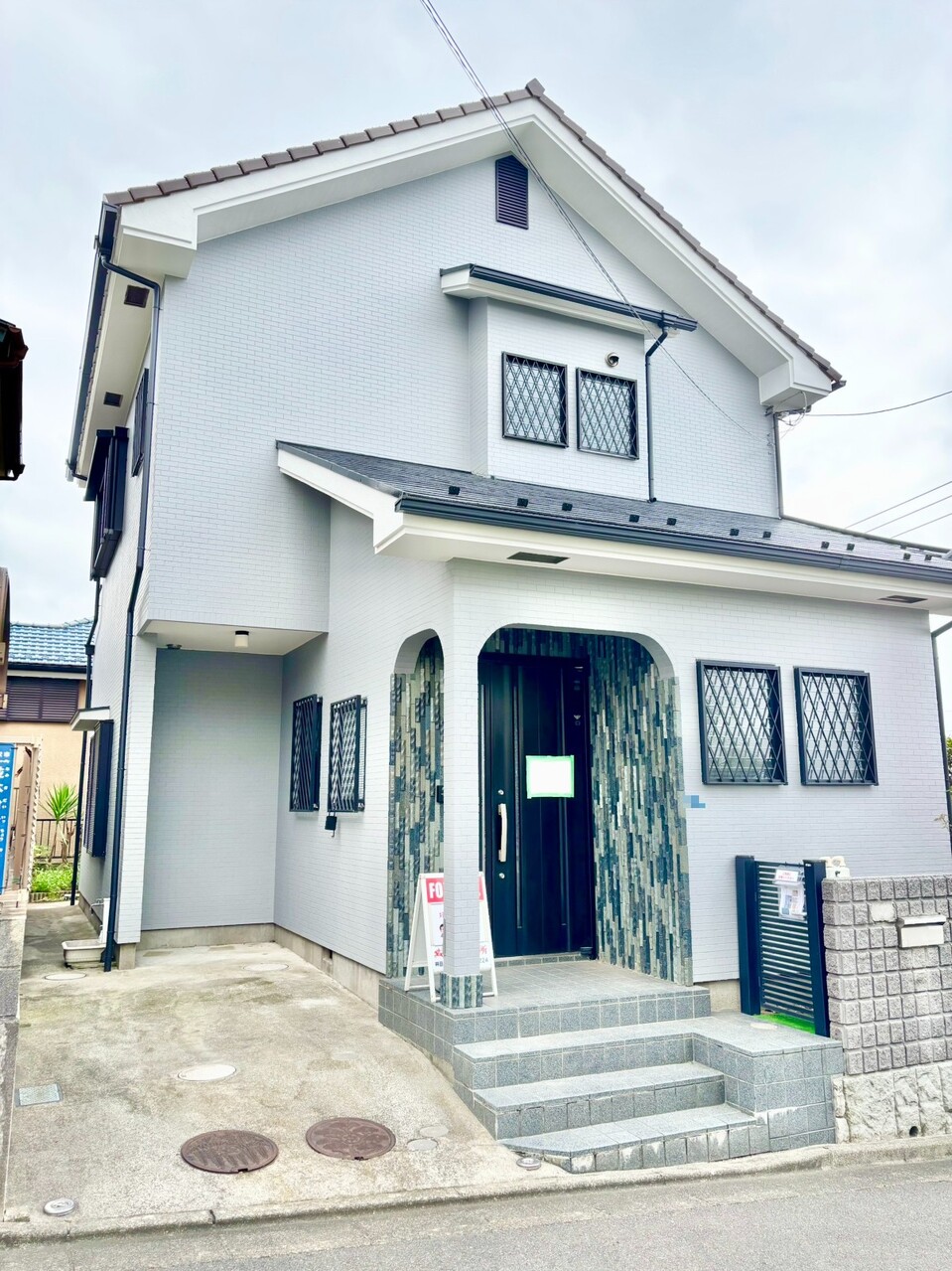 【藤沢市並木台1丁目中古戸建】JR東海道本線「藤沢」駅までバス乗車19分、「渡内」停まで徒歩5分の立地。コンビニ、スーパーが徒歩10分圏内に揃う、生活しやすい住環境です。