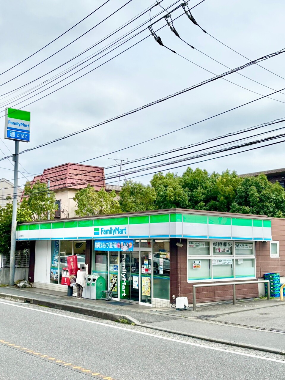 【ファミリーマート藤沢渡内店】徒歩5分。24時間営業。ATM、マルチコピー機、Wi-Fiなどを利用することができます。お出かけの前後に気軽に立ち寄りやすい距離にあります。