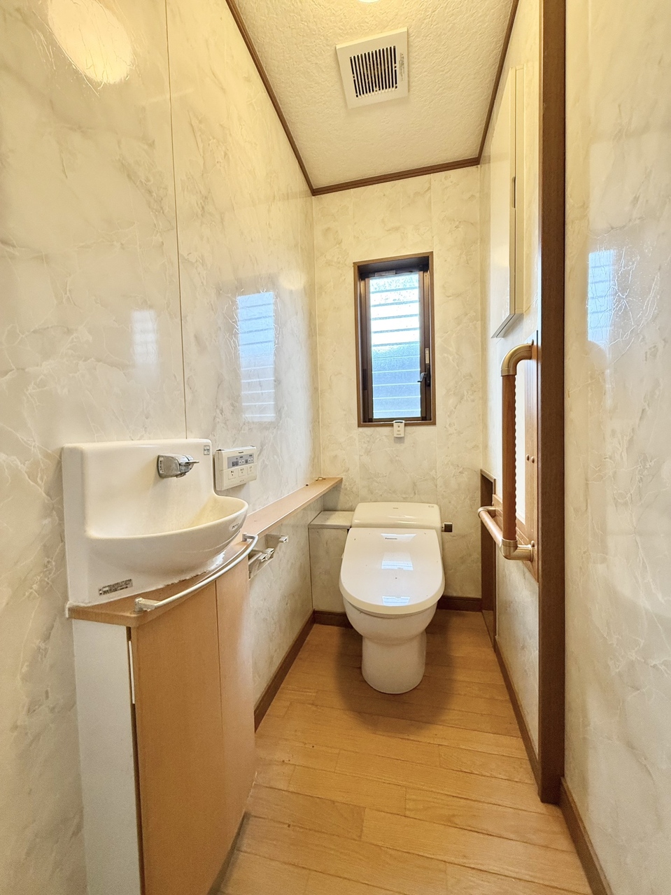 専用手洗いカウンター・窓付きのトイレです。自然光を取り入れ、明るく清潔感のある空間です。
