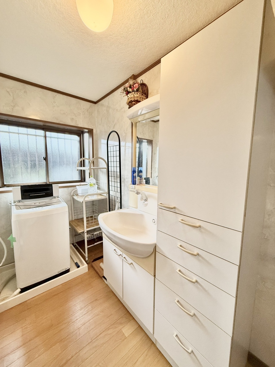 洗面所には洗濯機置場が設置され、汚れた衣類をすぐに洗濯機に入れることができ便利です。