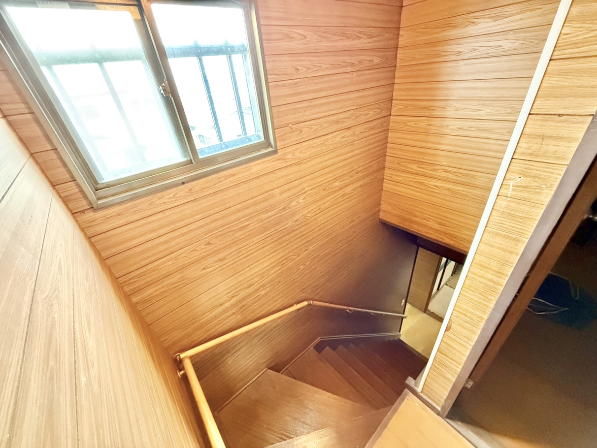 階段に手すりを設置しており、安全性に配慮しております。