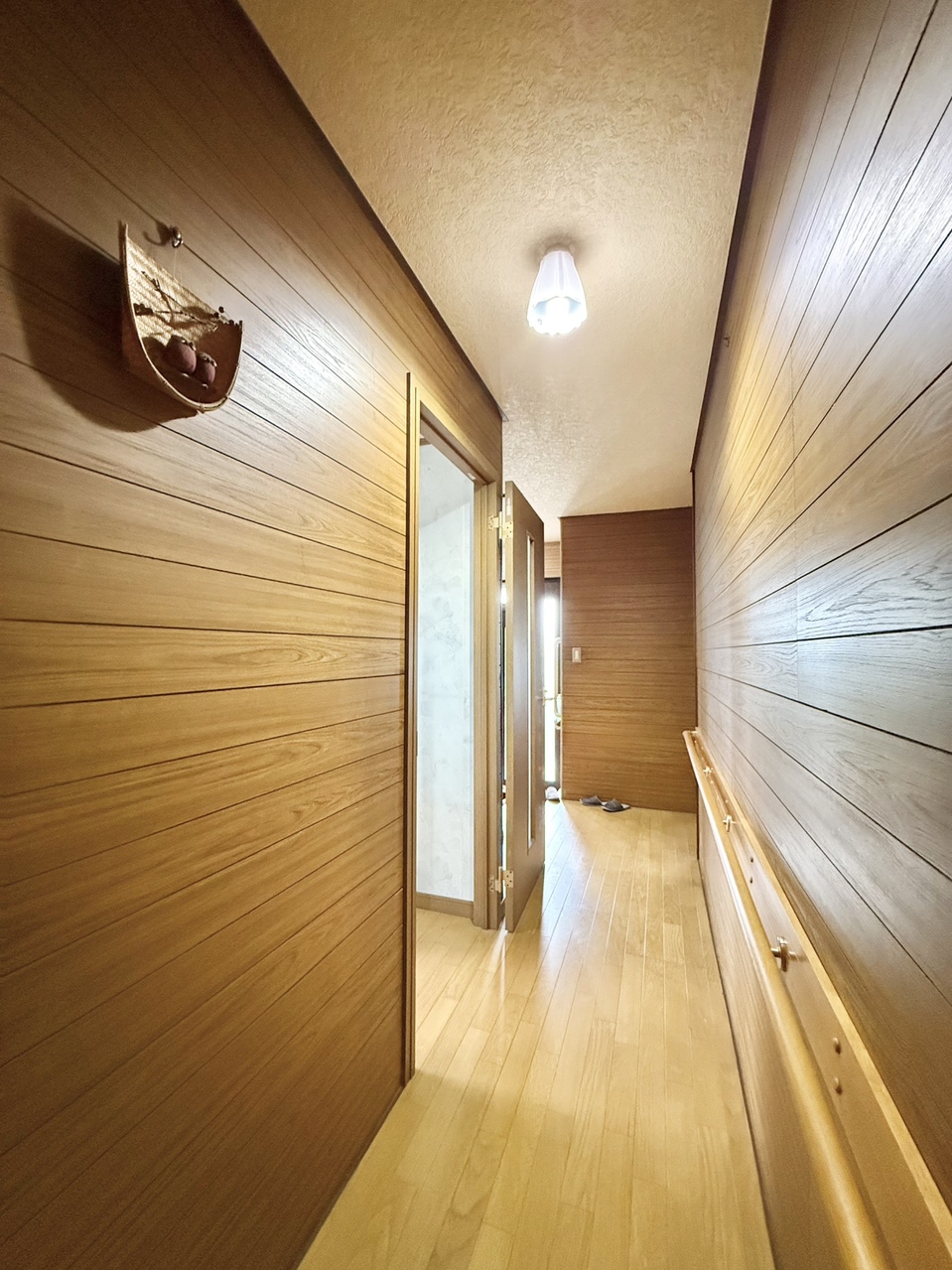 廊下に手すりが設置されております。