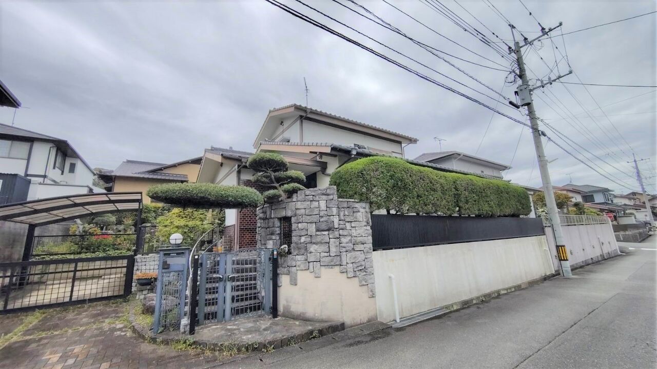 前面道路は4.4mの公道に面しており、明るく開放感のある環境です。愛車を雨風から守れる屋根付き駐車場がございます。