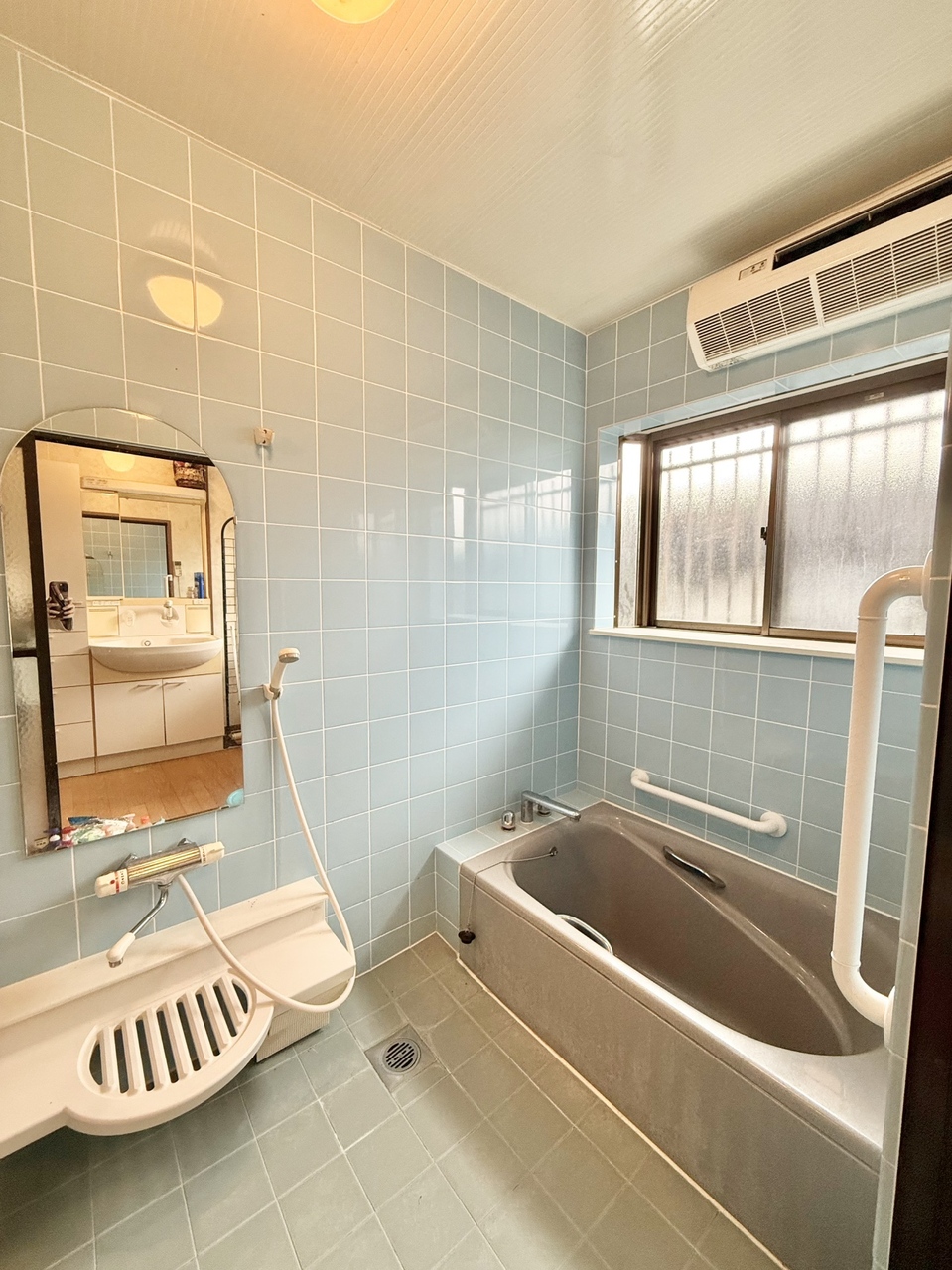 清潔感のある浴室には、動作をサポートする手すりが設置されています。