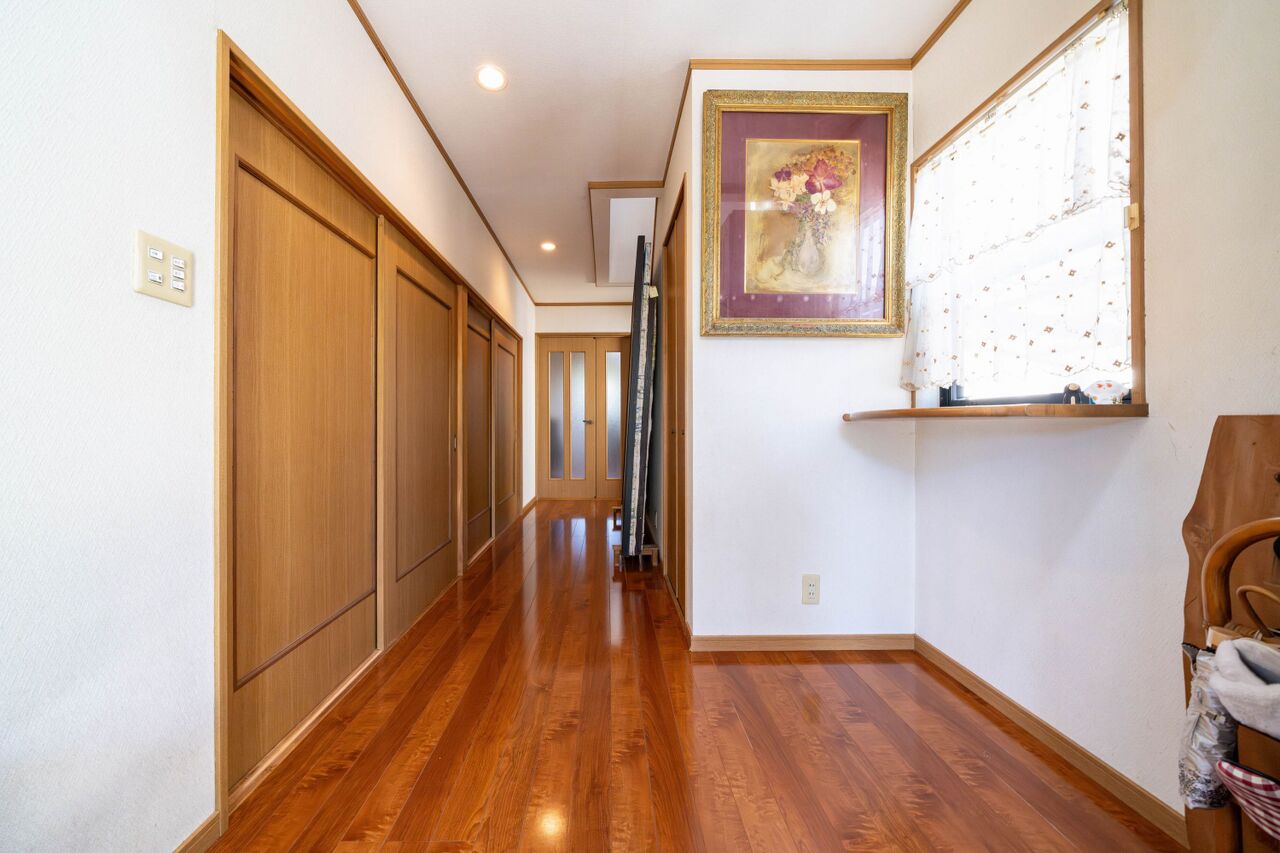 暗くなりがちな玄関にも窓が設けてあるので明るく、帰宅したご家族を快適に迎えます。