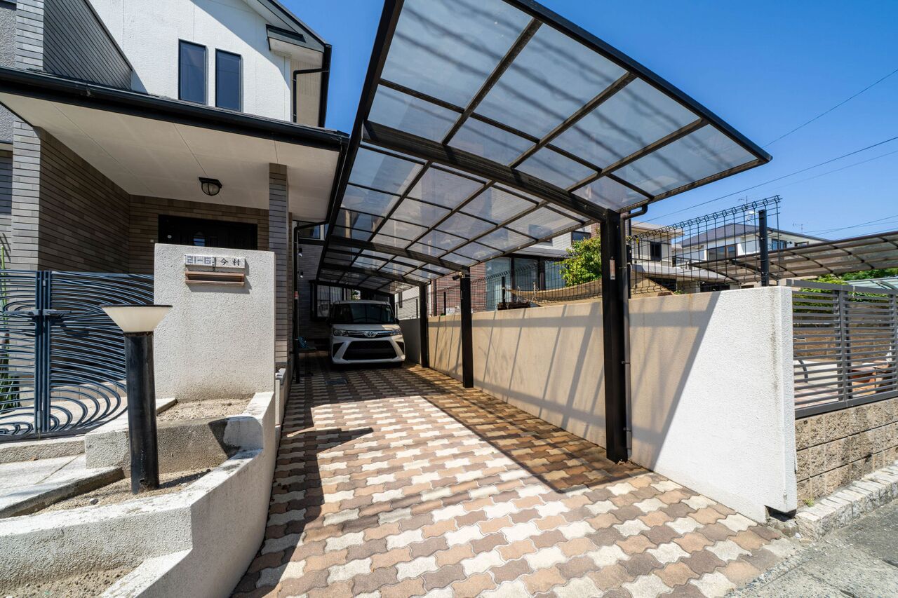 愛車を雨風から守れる屋根付き駐車場です。