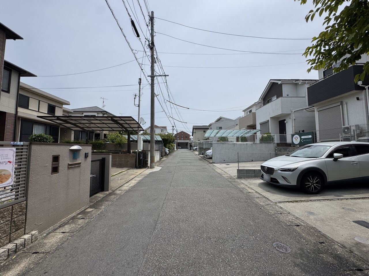 舗装の整った前面道路です。