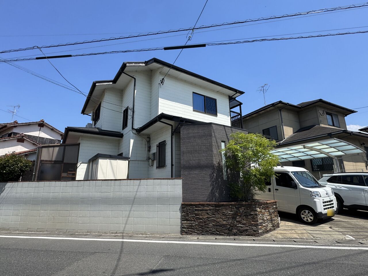 舗装の整った前面道路です。前面道路の幅員は約6mと広く、開放感もたっぷりです。