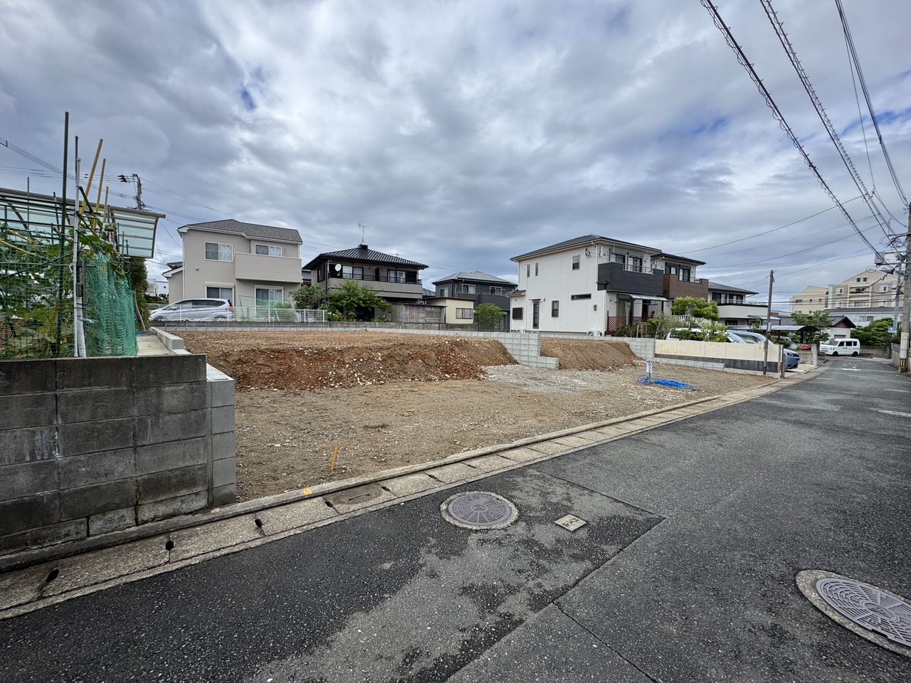 舗装の整った前面道路です。