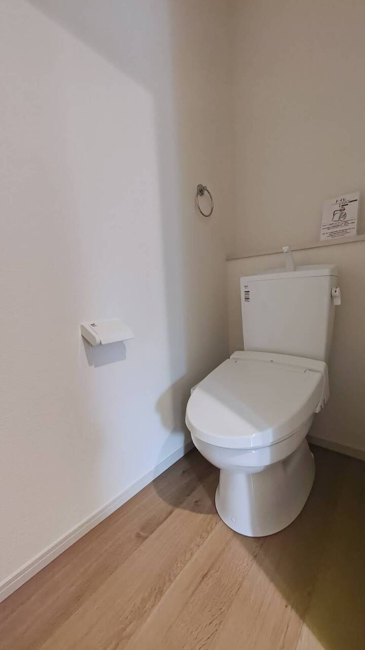 トイレは清潔感が印象的な空間です。
