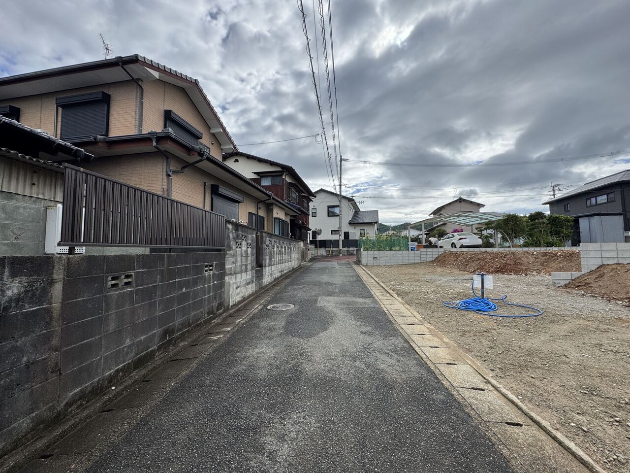 舗装の整った前面道路です。