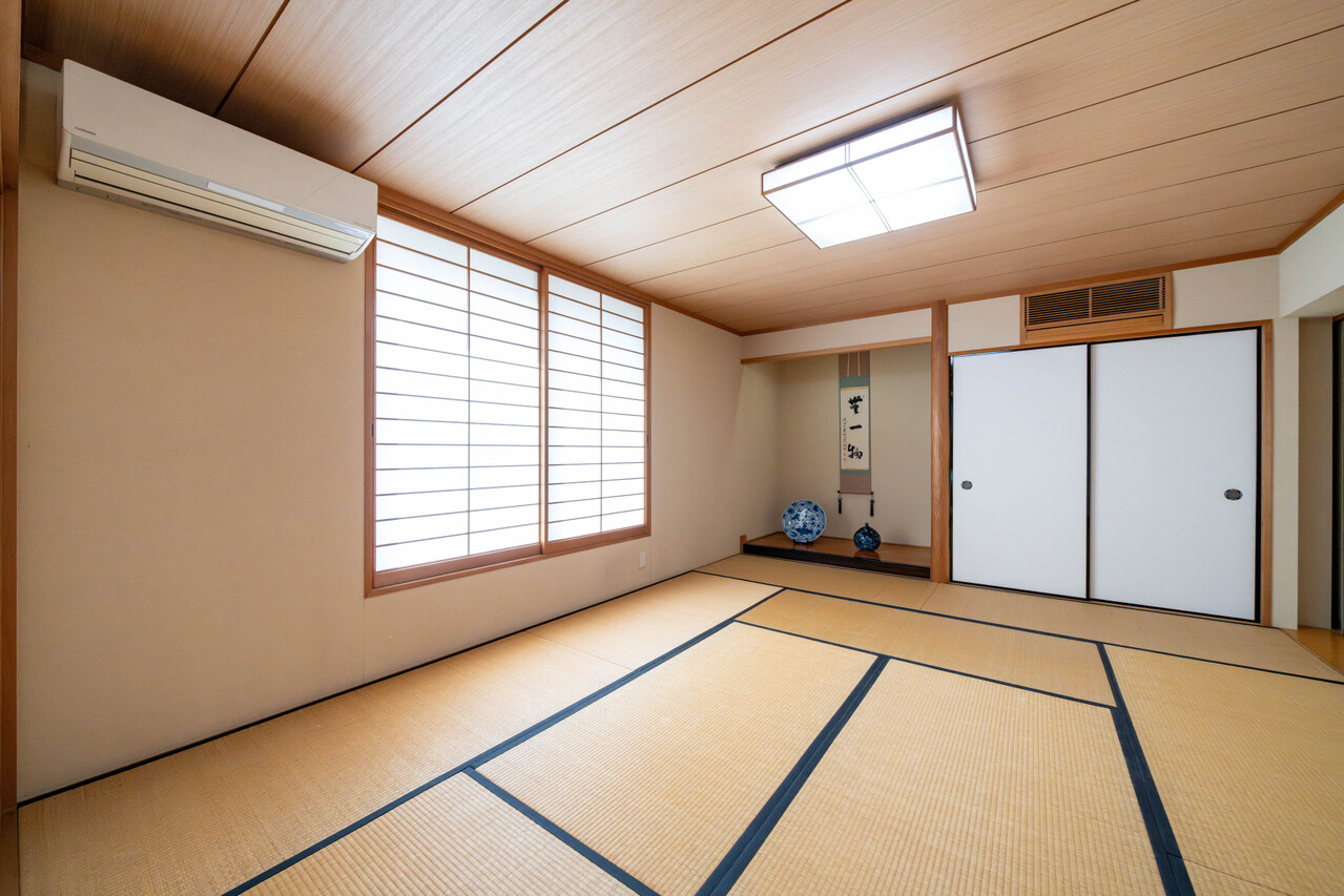約１０帖のゆったりとした和室には広縁があり、落ち着く空間が広がります。