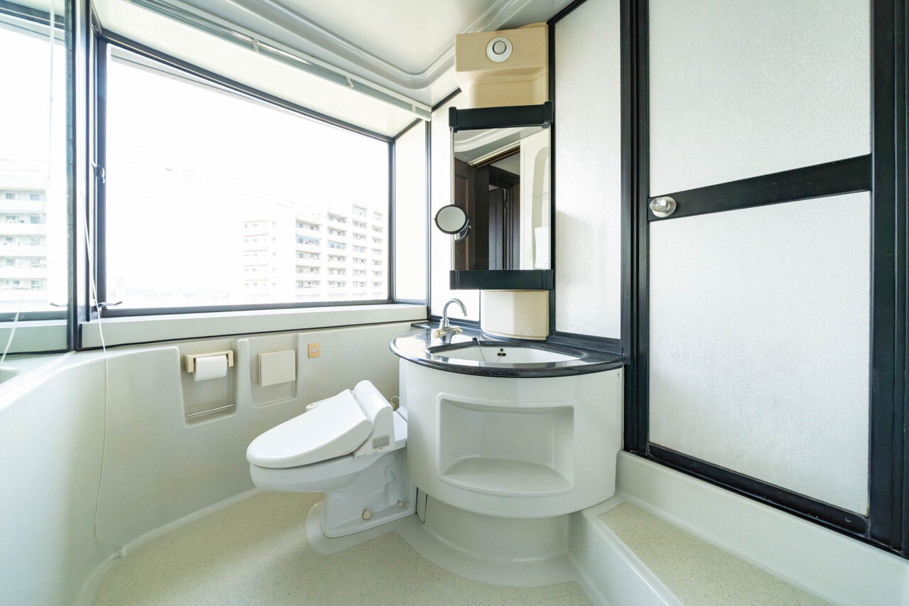2階洗面化粧台、トイレです。トイレ・洗面化粧台は各2箇所あり、朝の忙しい時に助かります。