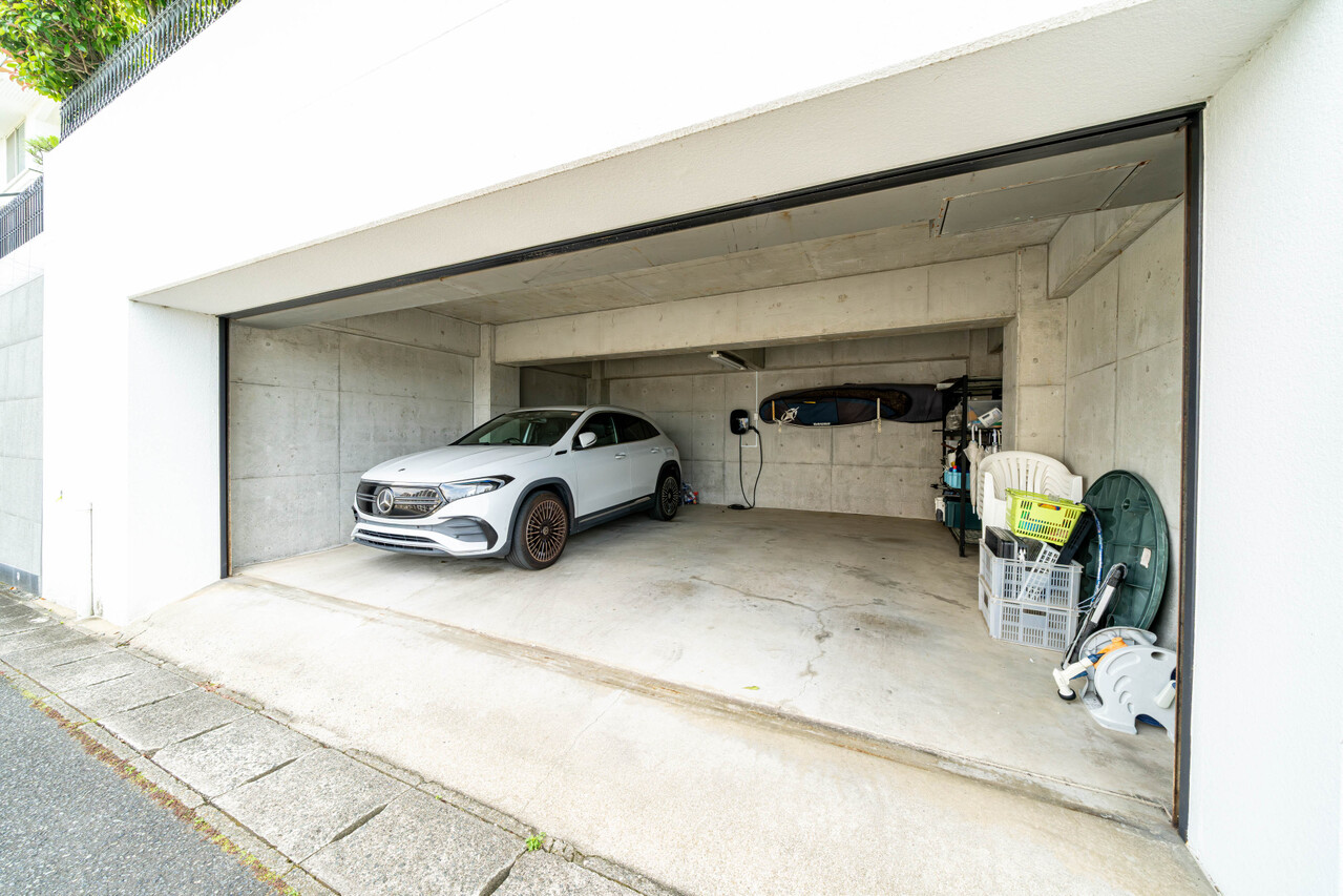 車庫には電動シャッター・EV充電設備があります。