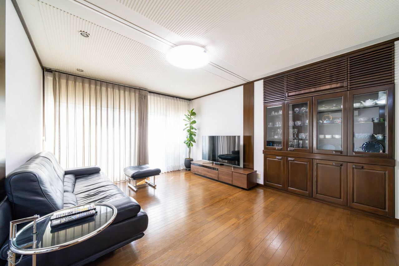 天井高2.35ｍ、窓はハイサッシを採用しており採光が取れやすいお住まいです。リビング・ダイニングはダウンライトを採用。