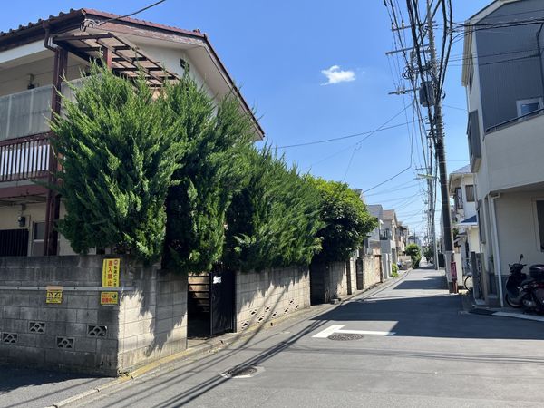 西側前面道路を含む外観