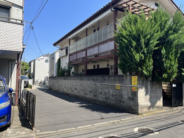 北側前面道路を含む外観