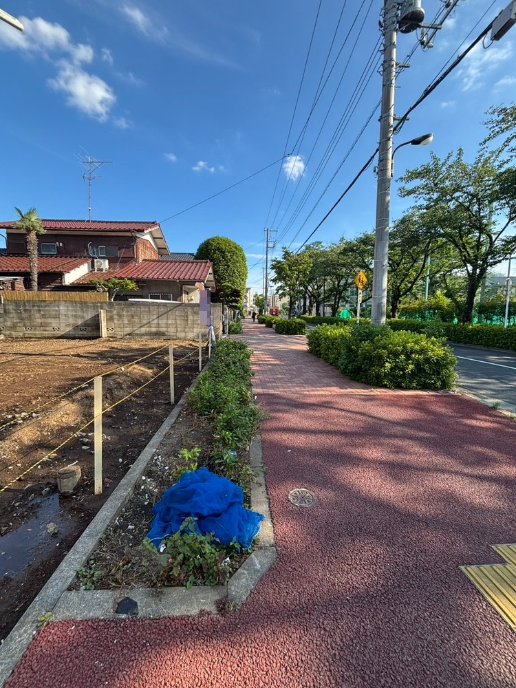 春には前面道路の桜並木を楽しめます。周辺環境とあわせて、ぜひ現地をご見学くださいませ。※眺望は将来に渡って保証するものではありません。
