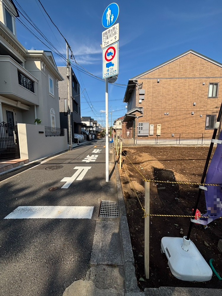北側、前面道路の様子です。幅員約4.0mの公道になっています。角地のため風通しも良好です。建築可能な建物のボリュームなど、お気軽にご相談ください。
