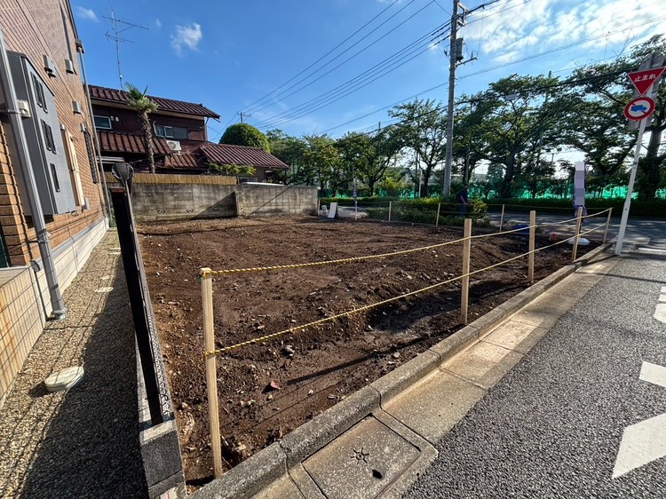スーパーあまいけ練馬店まで徒歩6分、練馬保育園まで徒歩7分、練馬区立南町小学校まで徒歩4分に位置しています。生活利便施設や教育施設が身近に揃う、子育て世帯にも嬉しい立地です。