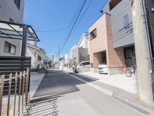 前面道路私道、西側です。