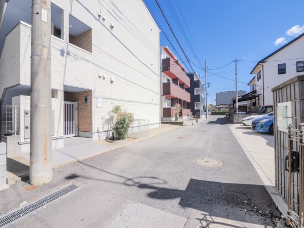 前面道路私道、東側です。