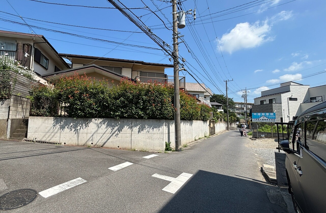【前面道路含む現地】南東角地に位置します。