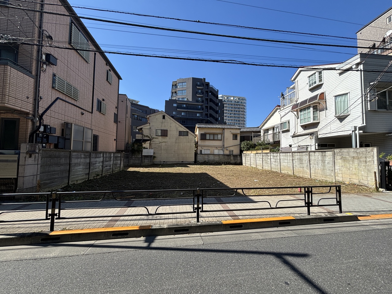 【台東区池之端3丁目土地】約99.38坪の広々とした宅地です。建築条件無し売土地につき、お好きなハウスメーカー・工務店をお選びいただけます。
